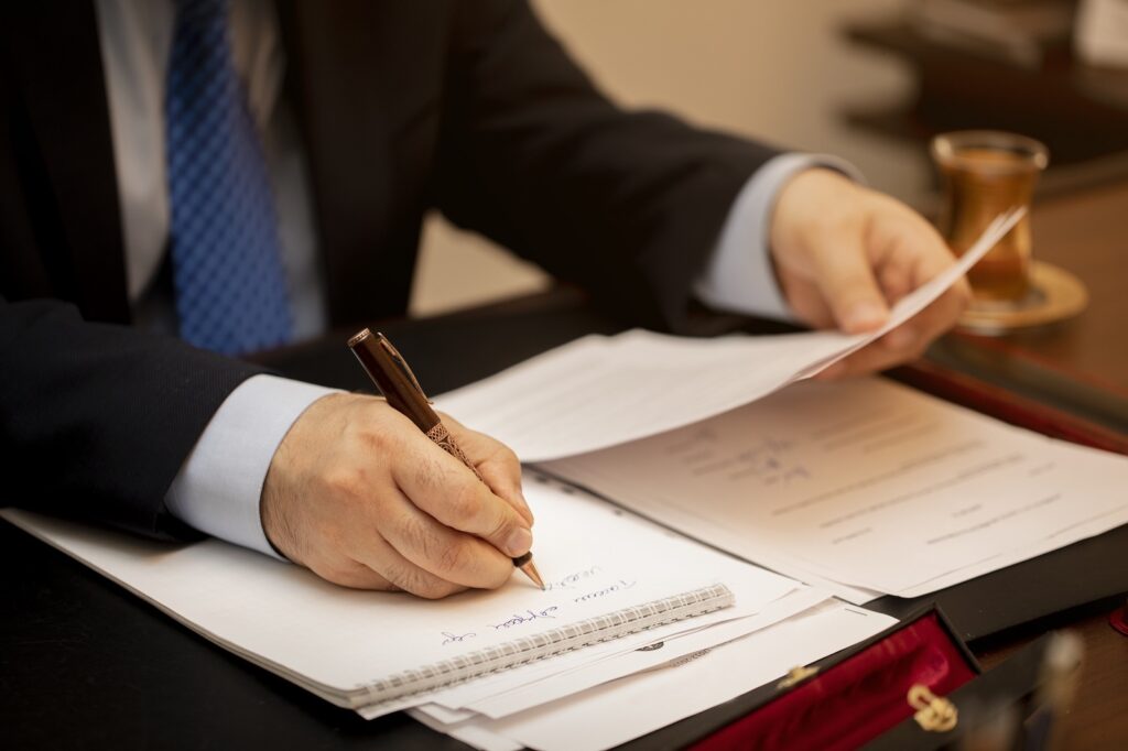 signature d'un acte authentique de vente chez le notaire